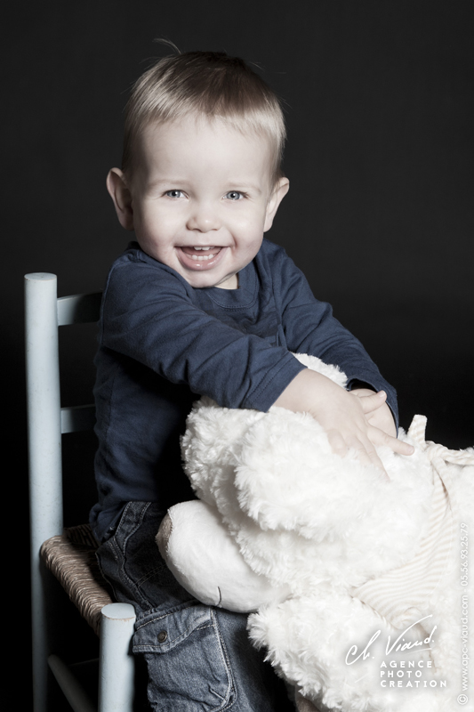 séance photo bébé avec une peluche