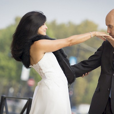 reportage mariage, photo de couple fun dans les rue de bordeaux