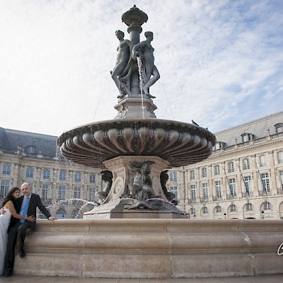 photo de mariage, photo de couple devant la fontaine des trois graces à bordeaux