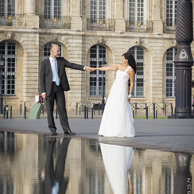 photo de mariage sur la place de la bourse à bordeaux