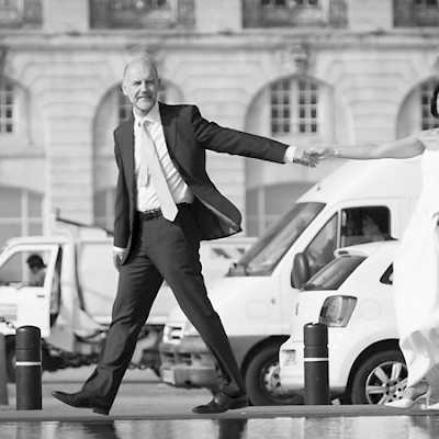 reportage mariage photo de couple fun dans les rues de Bordeaux