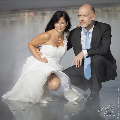 photo de mariage sur le miroir d'eau à bordeaux