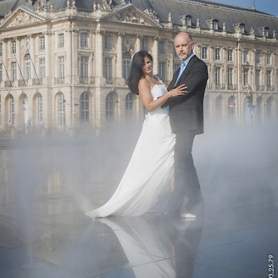 photo de mariage sur la place de la bourse à bordeaux