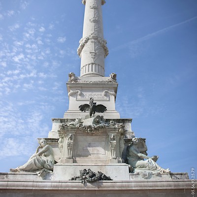photo de mariage, photo de couple devant la colonne des girondins à bordeaux