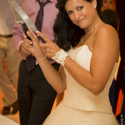 photo de mariage, photo de la marié qui coupe le gateau