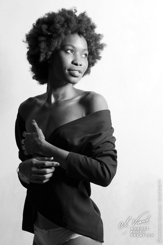 photo noire et blanc de charme pour femme