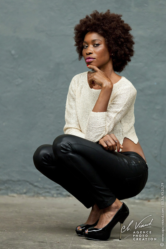 shooting photo de charme pour femme en escarpin et pantalon de cuire