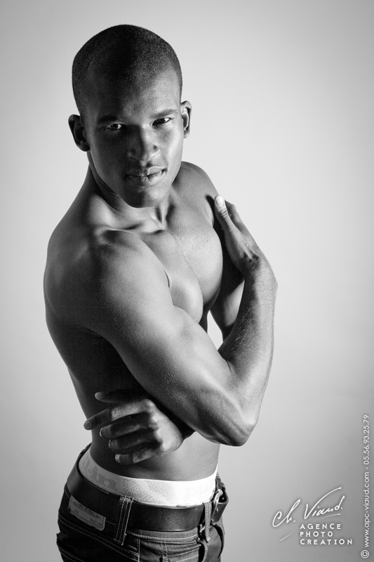 Photo en noir et blanc d'un homme pour une seance photo de charme