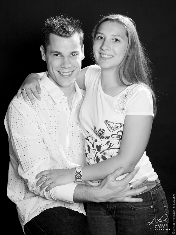 Portrait en studio d'un jeune couple