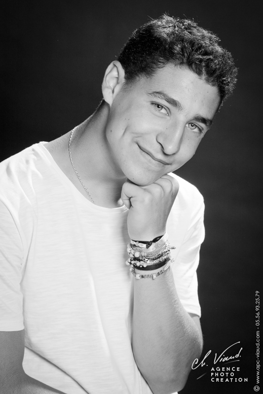 Portrait en studio d'un jeune homme