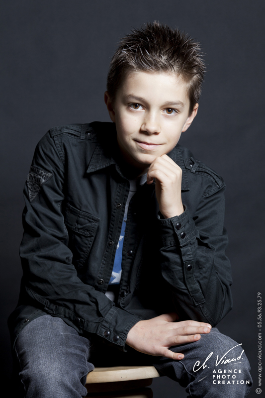 portrait en studio d'un petit graçon