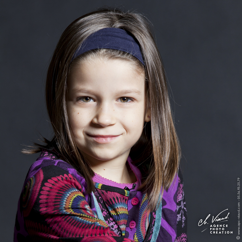 Portrait studio d'une petite fille