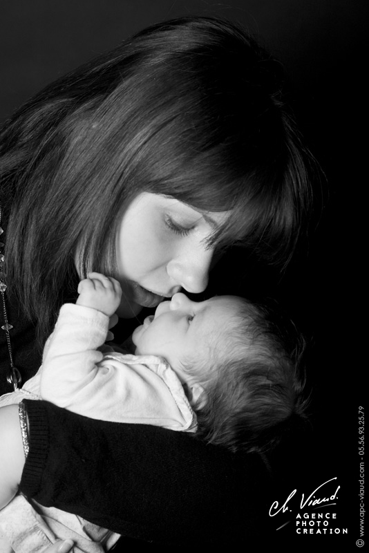 Portrait sérré d'une maman et son bébé