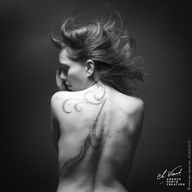 Séance photo en noir et blanc pour femme