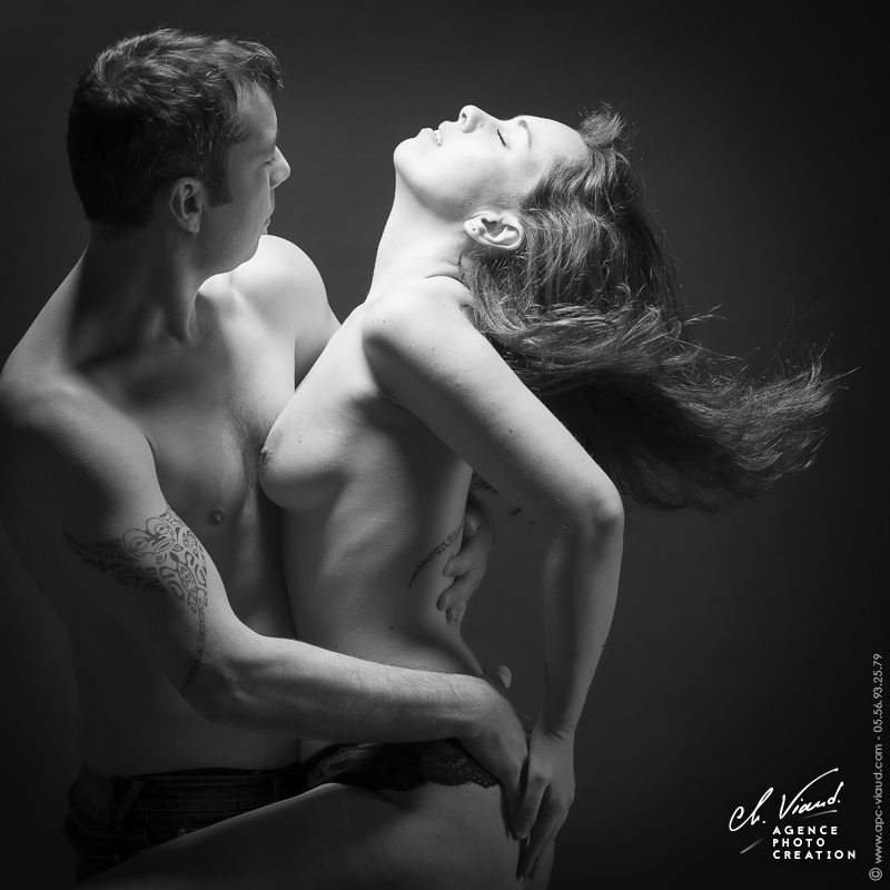 Séance photo en noire et blanc sexy pour un couple