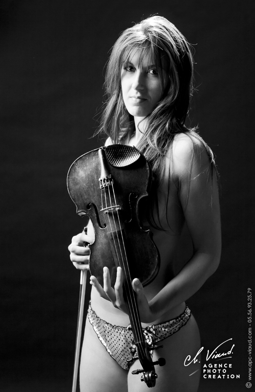 Shooting photo de charme pour femme avec instrument de musique