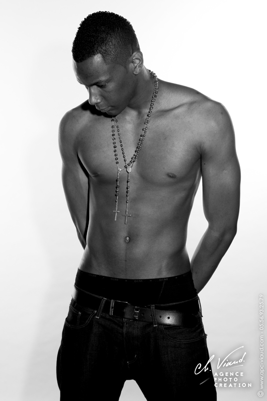 photo en noir et blanc pour un homme