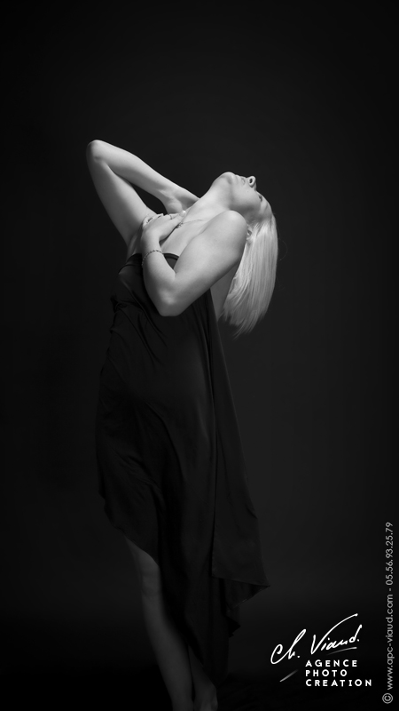 Séance photo boudoire en noire et blanc pour femme