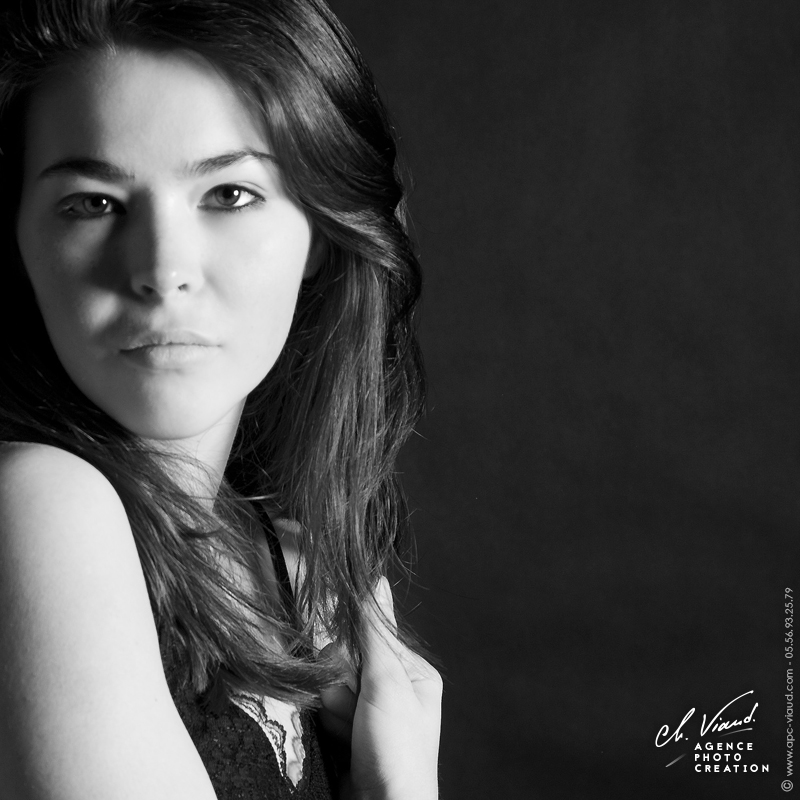 Portrait en noir et blanc serré de femme