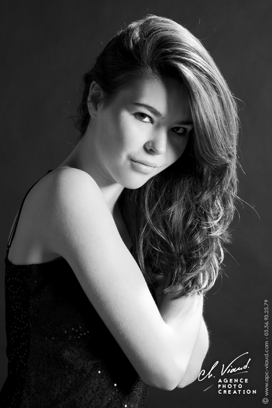 Portrait en noir et blanc sexy pour une belle jeune femme