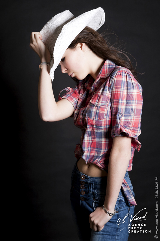 Photo de mode pour une femme cowgirl