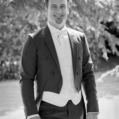 Photo de mariage, portrait du marié en noir et blanc