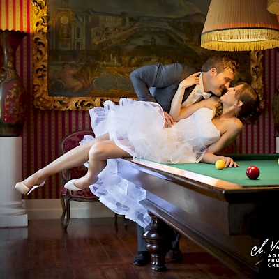 Photo de couple de mariés fun sur un billard