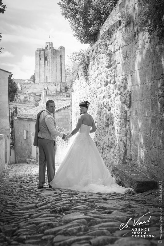 Reportage mariage, photo de couple dans les rue de saint-emilion