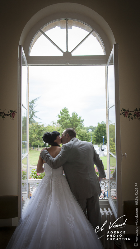 Reportage mariage, portrait des mariés qui s'embrasse