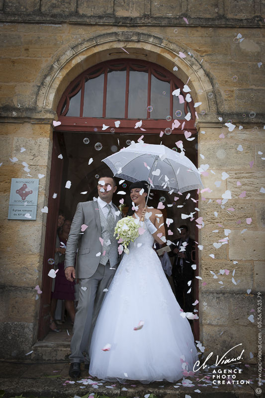 Reportage mariage, photo des mariés à la sortie d'église
