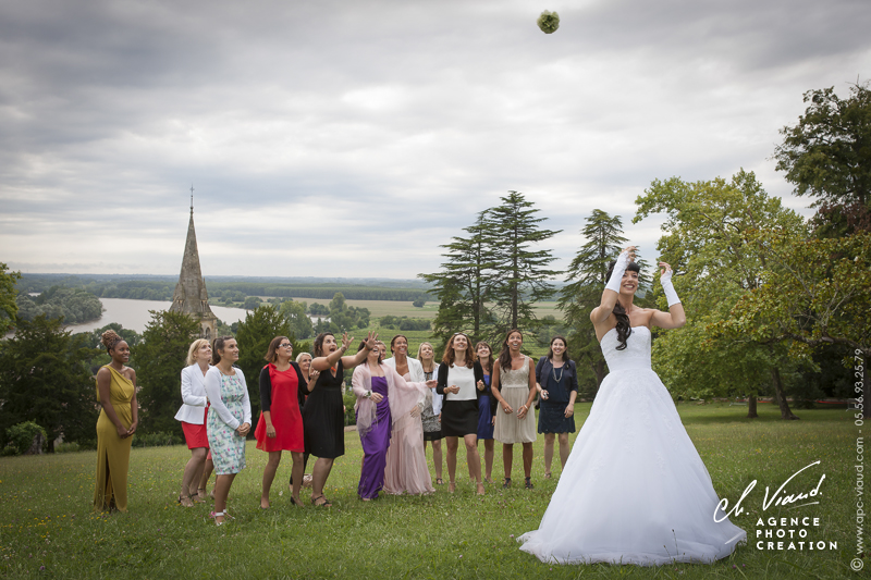 Reportage mariage, photo du lancé de bouquet