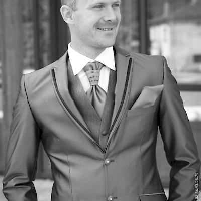 Reportage mariage, portrait du marié en noir et blanc