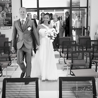 Reportage mariage, photo du couple de marié qui arrivent à mairie