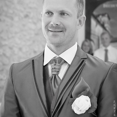 Reportage mariage, portrait du marié en noir et blanc