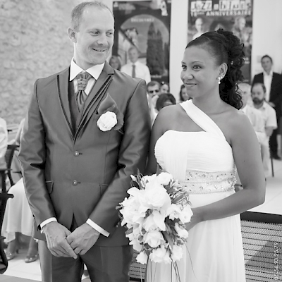Reportage mariage, photo du couple de marié à la mairie