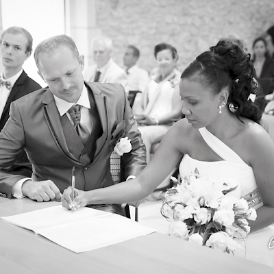 Reportage mariage, photo du couple de marié qui signe à la mairie