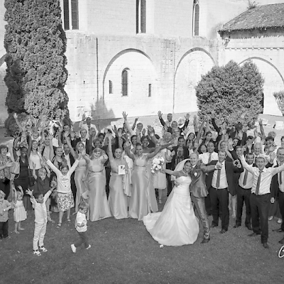 Reportage mariage, photo de groupe en exterieur