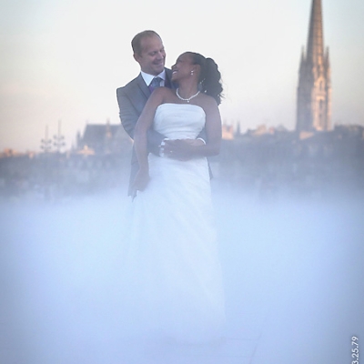 Reportage mariage, photo du couple de marié sur le miroir d'eau à bordeaux