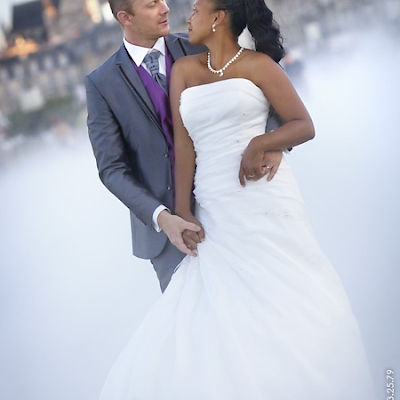 Reportage mariage, photo du couple de marié sur le miroir d'eau à bordeaux