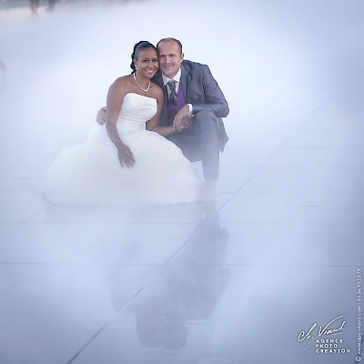 Reportage mariage, photo du couple de marié sur le miroir d'eau à bordeaux