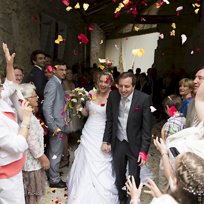 Reportage mariage, photo du couple à la sortie de l'église