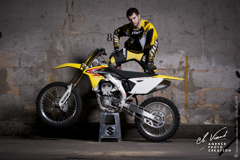 Shooting photo de mode pour un book de moto cross