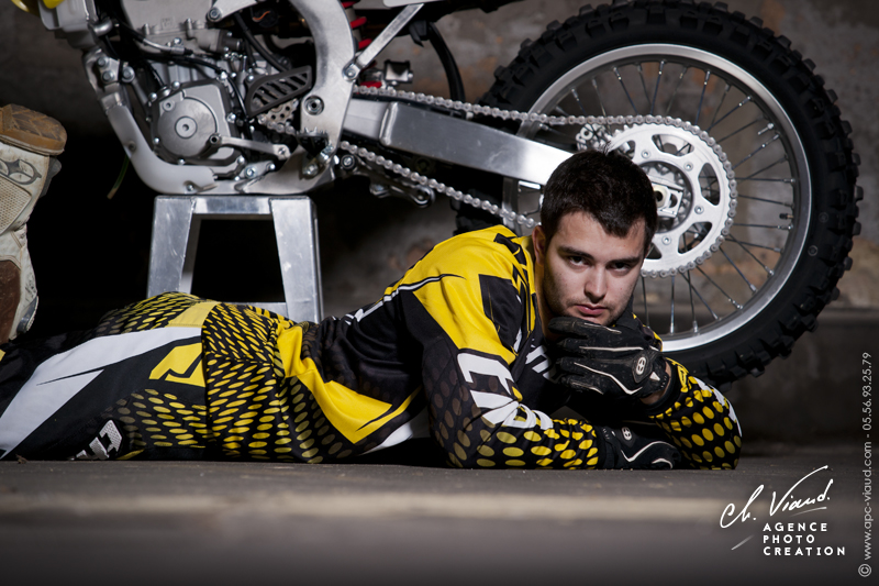 Shooting photo de charme pour homme avec moto