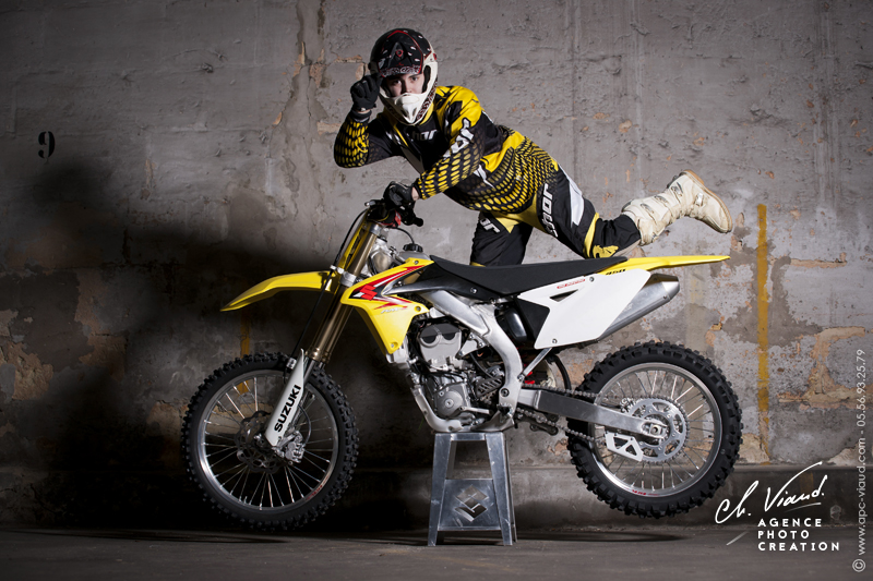Shooting photo en studio avec une moto cross