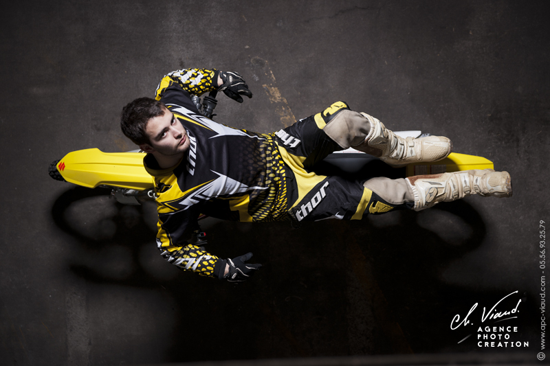 Séance photo professionnel en studio avec moto cross