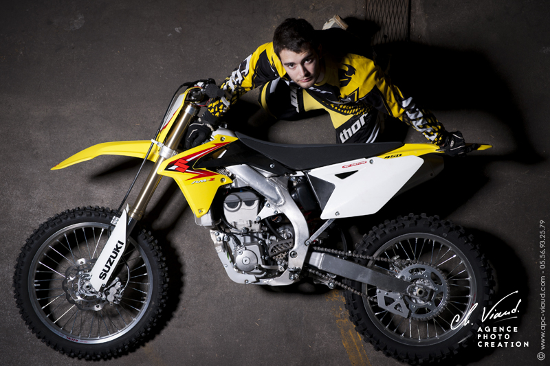 Photo de mode en studio avec moto cross