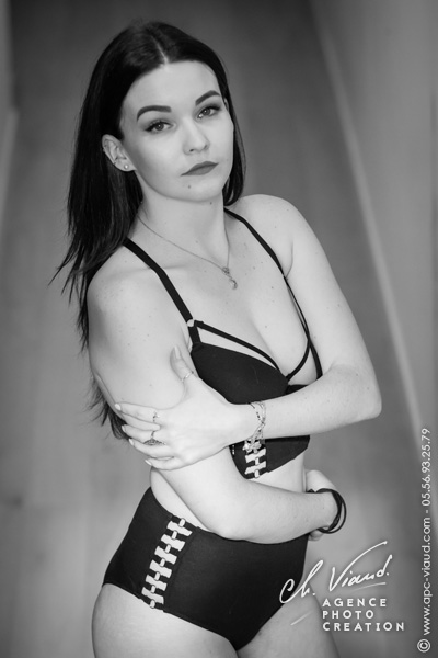 Portrait photo en noire et blanc femme en dessous
