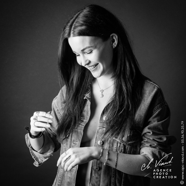 Portrait photo naturel en noir et blanc pour femme