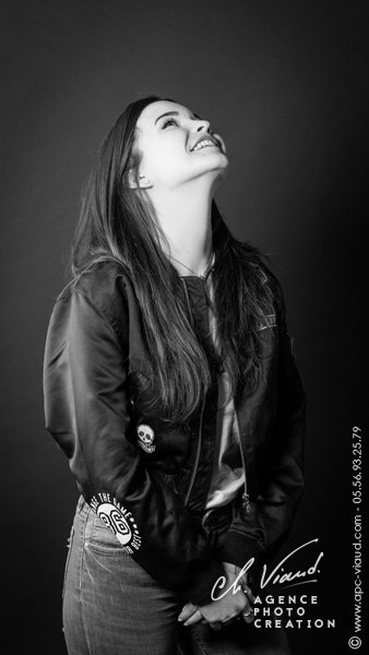 Beau portrait en noir et blanc de femme