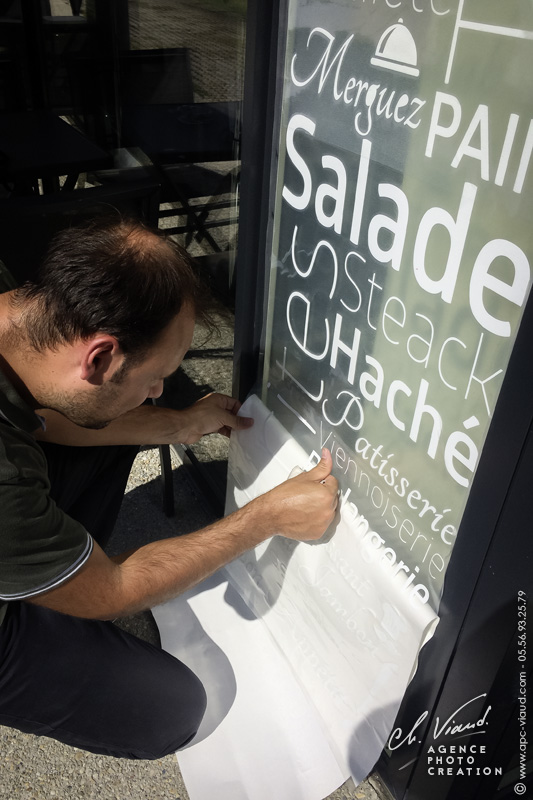 Création, impression et pose de Stickers sur une vitrine
